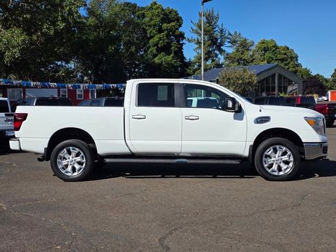 Used 2019 Nissan Titan SV w/ SV Convenience Package image 5