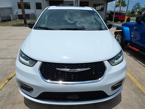 Certified 2024 Chrysler Pacifica Limited FWD image 16