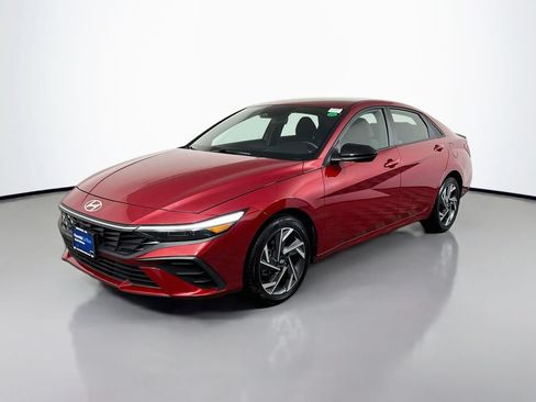 Used 2025 Hyundai Elantra Sport FWD image 2