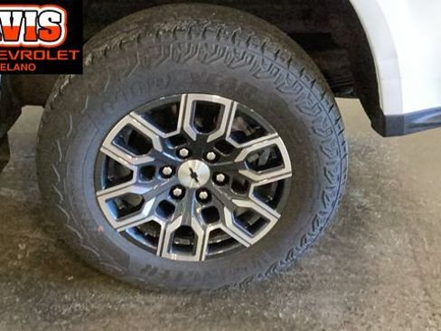Used 2024 Chevrolet Colorado Z71 w/ Z71 Convenience Package 2 AWD/4WD image 12