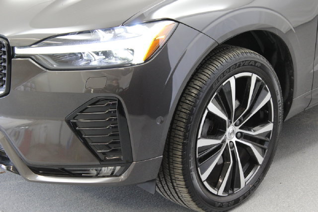 Used 2023 Volvo XC60 B5 Plus w/ Protection Package Premier AWD/4WD image 3