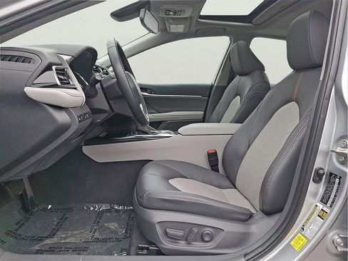 Used 2020 Toyota Camry XLE w/ Sunroof Package image 28