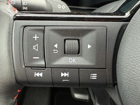 Used 2025 Nissan Kicks SR image 12