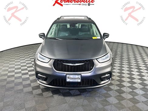 Used 2022 Chrysler Pacifica Touring-L image 2