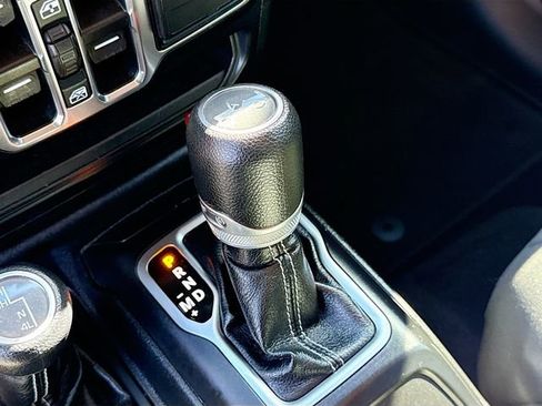 Used 2019 Jeep Wrangler Unlimited Sahara image 17