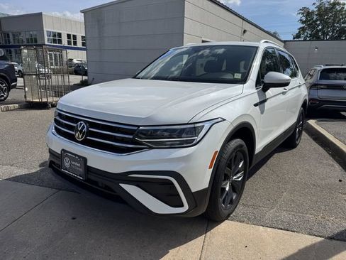 Used 2023 Volkswagen Tiguan SE w/ Panoramic Sunroof Package AWD/4WD image 8