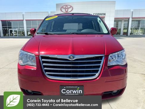 Used 2009 Chrysler Town & Country Touring image 8