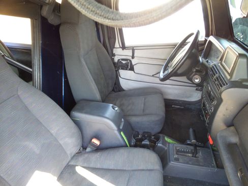 Used 2005 Jeep Wrangler Unlimited w/ Security Group image 32