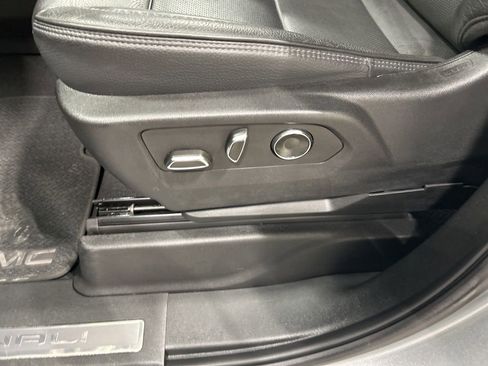 Used 2025 GMC Yukon Denali image 10