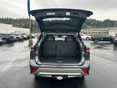 Used 2022 Toyota Highlander Platinum AWD/4WD image 11