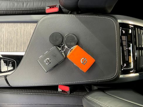 Used 2023 Volvo XC90 T8 Ultimate w/ Lounge Package image 14