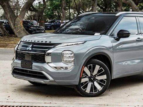 Used 2025 Mitsubishi Outlander SEL image 3