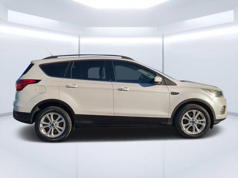 Used 2019 Ford Escape SEL image 2