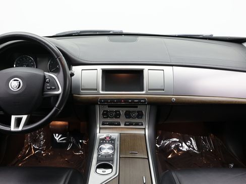 Used 2013 Jaguar XF RWD image 33