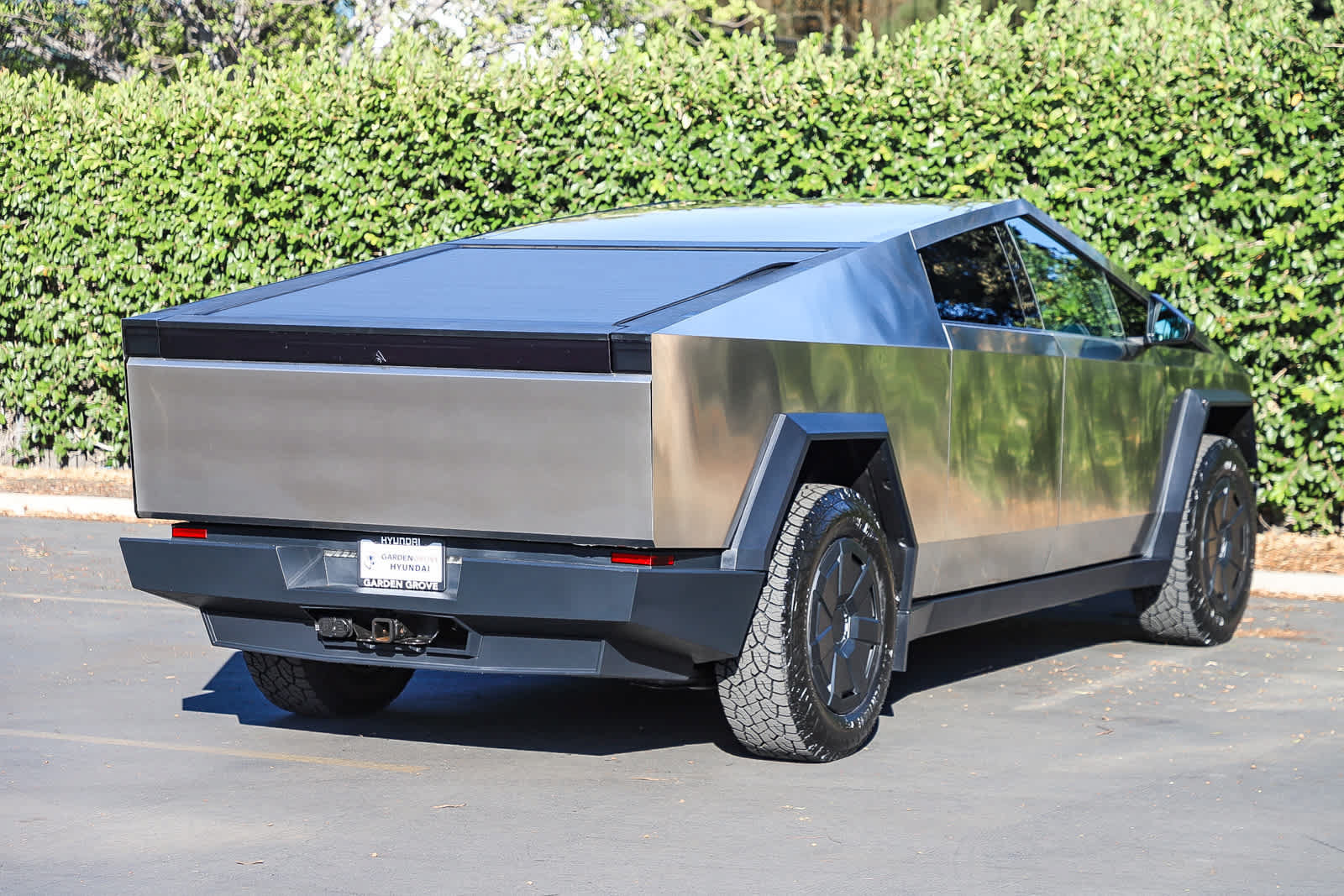 Used 2025 Tesla Cybertruck AWD Crew Cab image 4