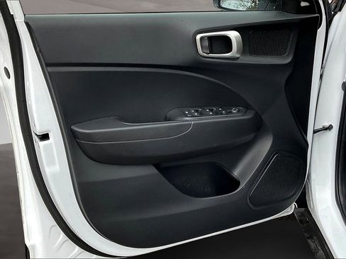 Certified 2025 Hyundai Venue SE image 20