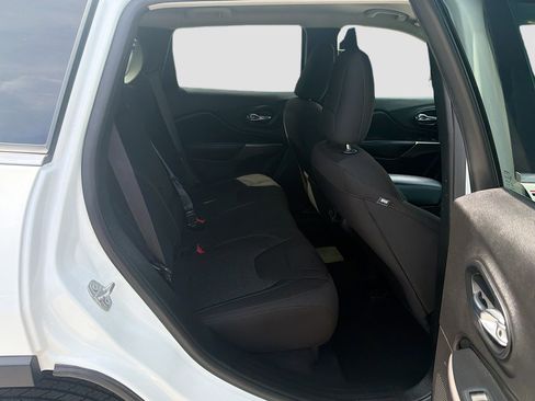 Used 2019 Jeep Cherokee Latitude w/ Popular Appearance Group AWD/4WD image 27