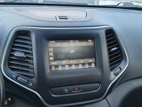 Used 2019 Jeep Cherokee Latitude Plus image 16