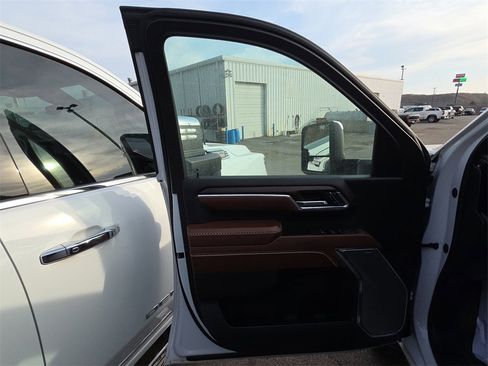 Used 2024 GMC Sierra 2500 Denali Ultimate w/ Max Trailering Package image 8