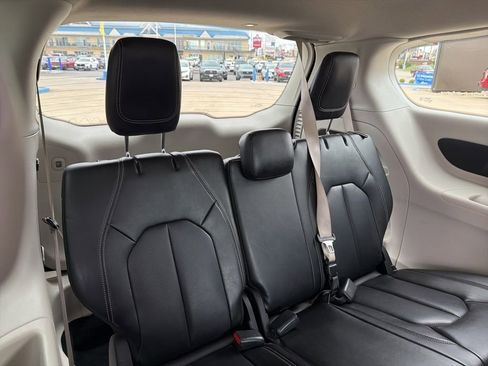 Used 2023 Chrysler Pacifica Touring-L FWD image 15
