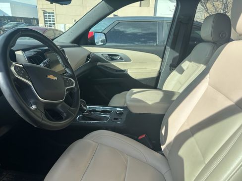 Used 2023 Chevrolet Traverse LT w/ LT Premium Package image 2