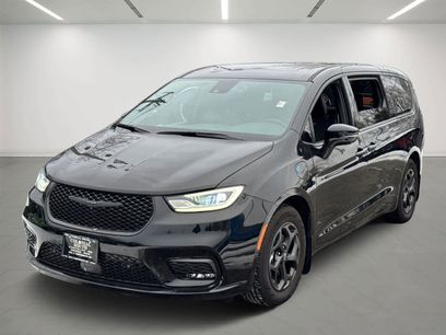 New 2023 Chrysler Pacifica Limited w/ Uconnect Theater Family Group