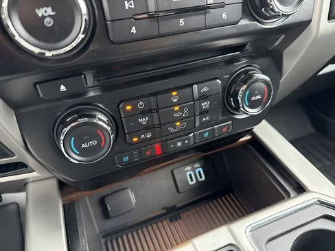 Used 2016 Ford F150 Lariat w/ Equipment Group 501A Mid image 30