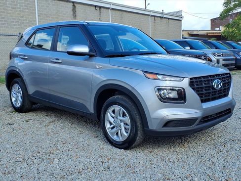 New 2025 Hyundai Venue SE image 2