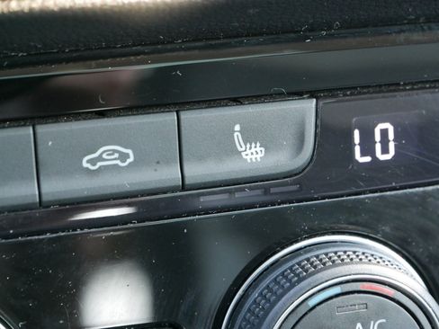 Used 2023 Volkswagen Taos SEL image 28