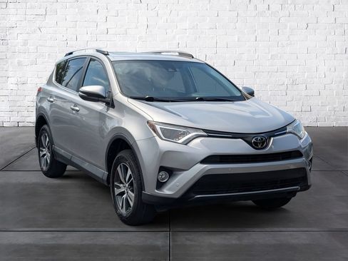 Used 2018 Toyota RAV4 XLE FWD image 2