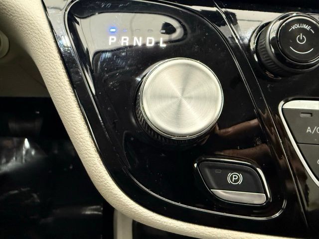 Used 2024 Chrysler Pacifica Touring-L AWD/4WD image 44