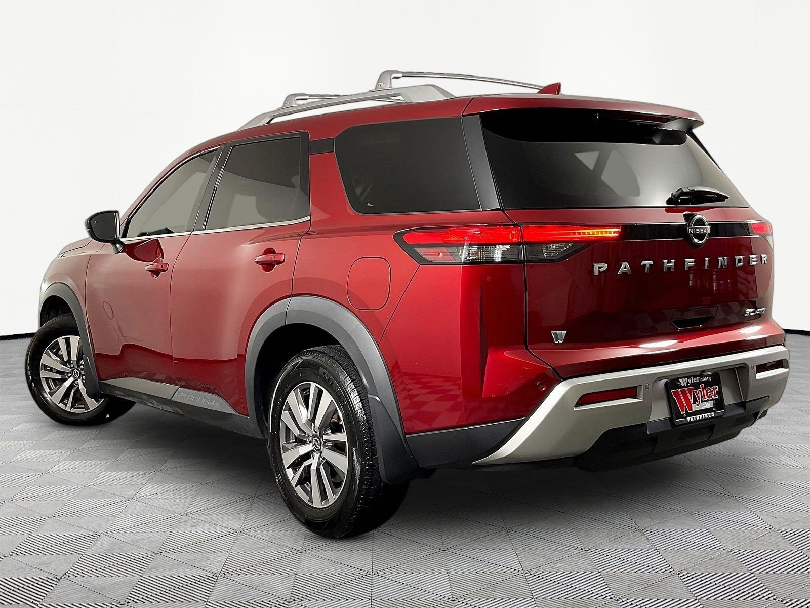 Used 2023 Nissan Pathfinder SL AWD/4WD image 4