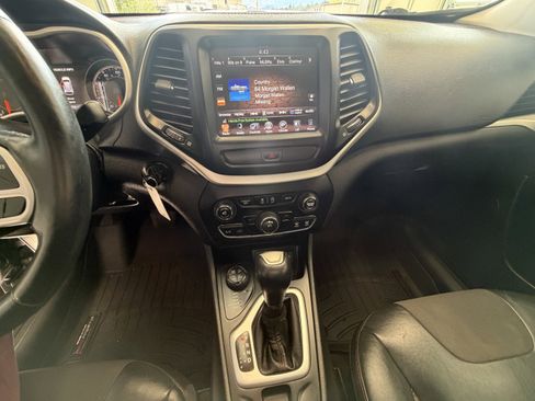 Used 2017 Jeep Cherokee Trailhawk w/ Cold Weather Group AWD/4WD image 10