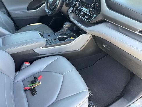 Used 2021 Toyota Highlander XLE FWD image 33