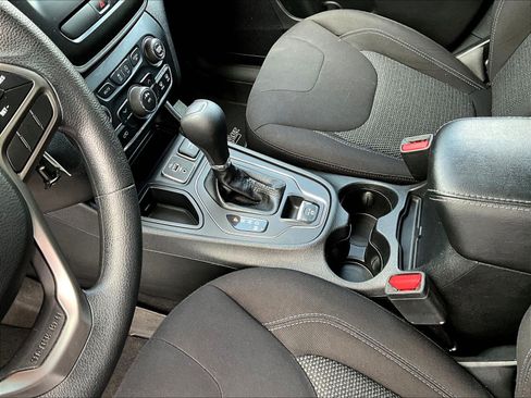 Used 2019 Jeep Cherokee Latitude w/ Popular Appearance Group FWD image 18