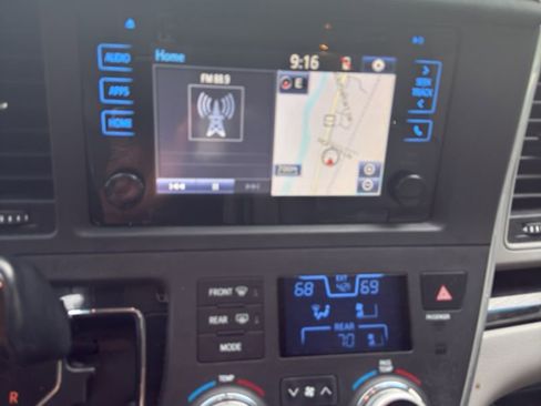 Used 2015 Toyota Sienna XLE image 14