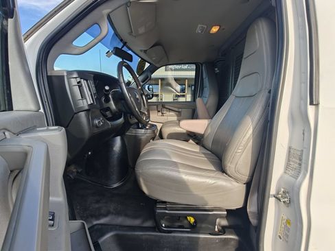 Used 2018 Chevrolet Express 2500 w/ Driver Convenience Package RWD image 15