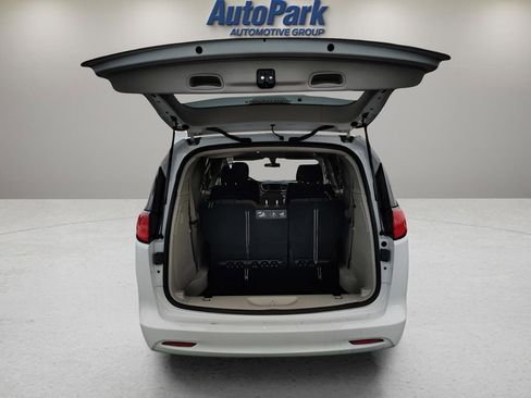 Used 2020 Chrysler Voyager LX image 9