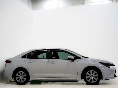Used 2022 Toyota Corolla LE image 4