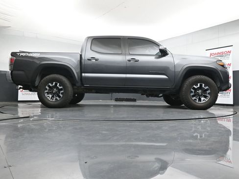 Used 2022 Toyota Tacoma TRD Off-Road AWD/4WD image 38