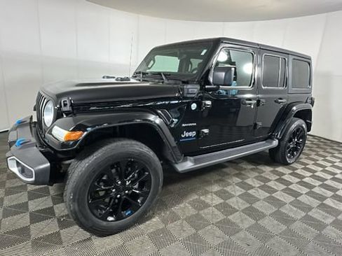 Used 2023 Jeep Wrangler Unlimited Sahara w/ Cold Weather Group AWD/4WD image 6