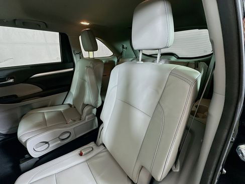 Used 2018 Toyota Highlander XLE image 23