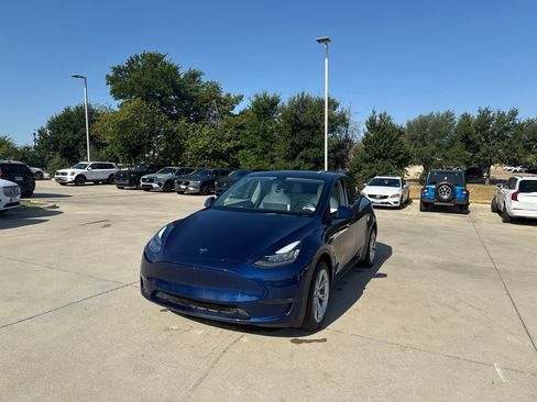 Used 2023 Tesla Model Y Long Range AWD/4WD image 2
