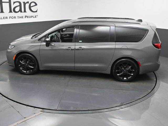 Used 2025 Chrysler Pacifica Limited FWD image 45