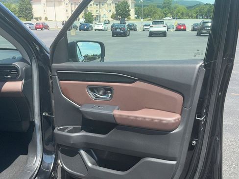 Used 2025 Honda Pilot Elite image 29