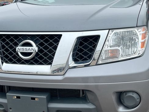 Used 2018 Nissan Frontier SV image 11