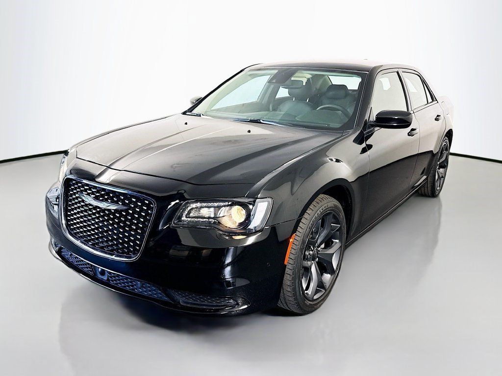 Used 2023 Chrysler 300 Touring w/ Safetytec Plus Group RWD image 4