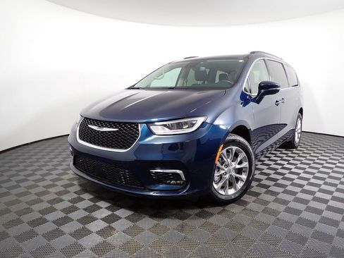 Used 2022 Chrysler Pacifica Touring-L w/ Uconnect Theater Family Group image 2