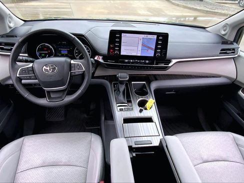 Used 2024 Toyota Sienna Limited image 14