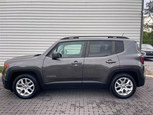 Used 2017 Jeep Renegade Latitude image 2